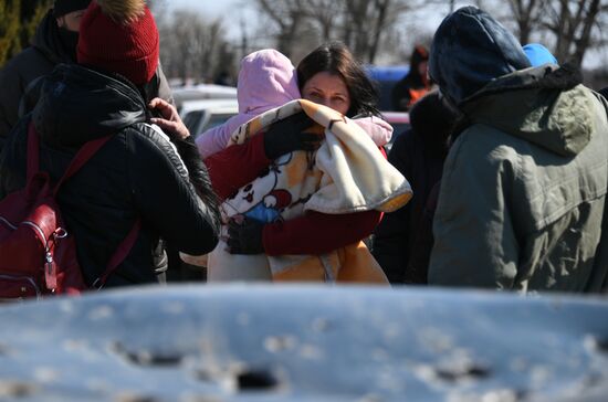 В селе Безыменное в ДНР продолжают принимать беженцев