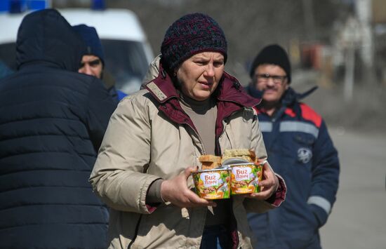 В селе Безыменное в ДНР продолжают принимать беженцев