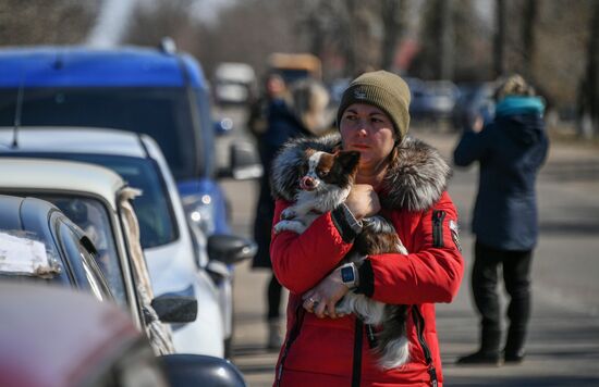 В селе Безыменное в ДНР продолжают принимать беженцев