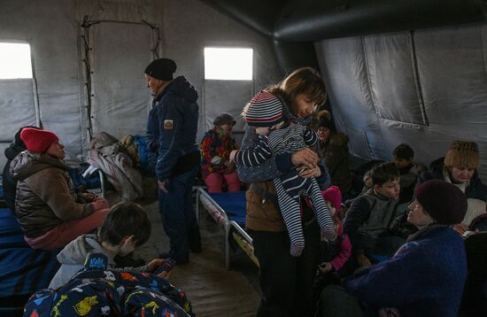 В селе Безыменное в ДНР продолжают принимать беженцев