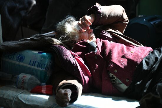 В селе Безыменное в ДНР продолжают принимать беженцев