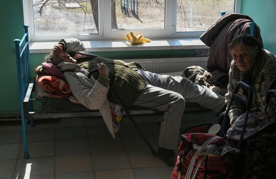 В селе Безыменное в ДНР продолжают принимать беженцев