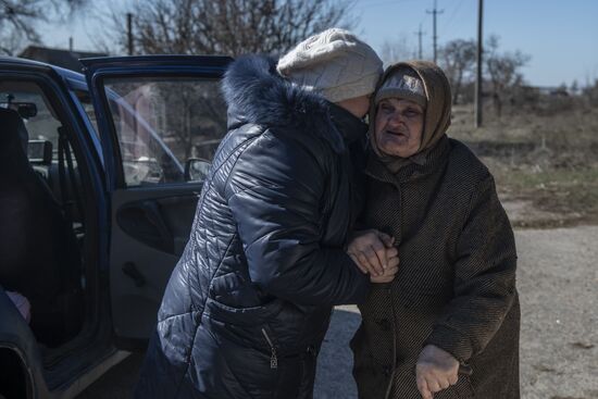 Воссоединение семьи на освобожденных Народной милицией ЛНР территориях