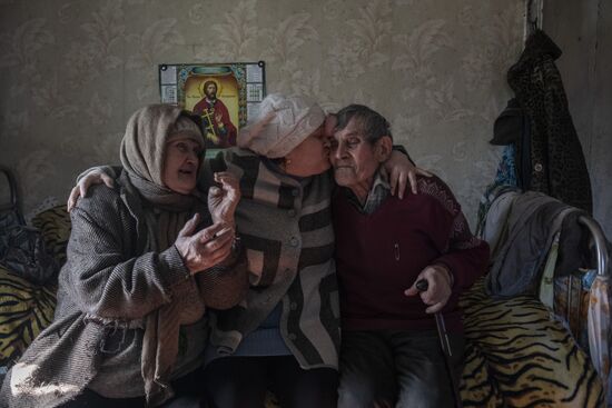 Воссоединение семьи на освобожденных Народной милицией ЛНР территориях