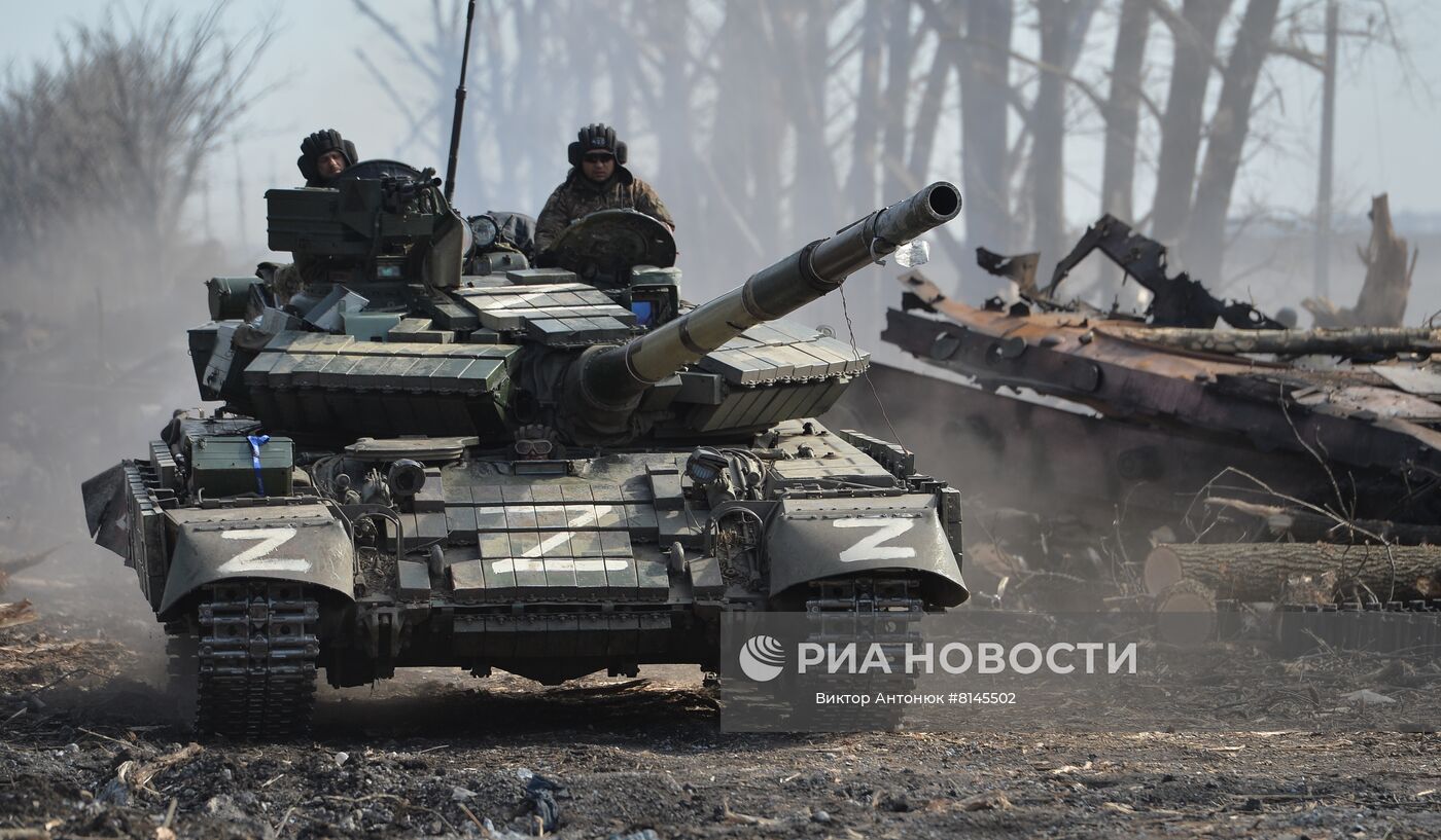 Военнослужащие Народной милиции ДНР на танке Т-72 в поселке Степное, перешедшем под контроль Донецкой народной республики. Место: Донецкая народная республика. Автор: Виктор Антонюк/РИА Новости. Подразделения ДНР заняли населенный пункт Степное