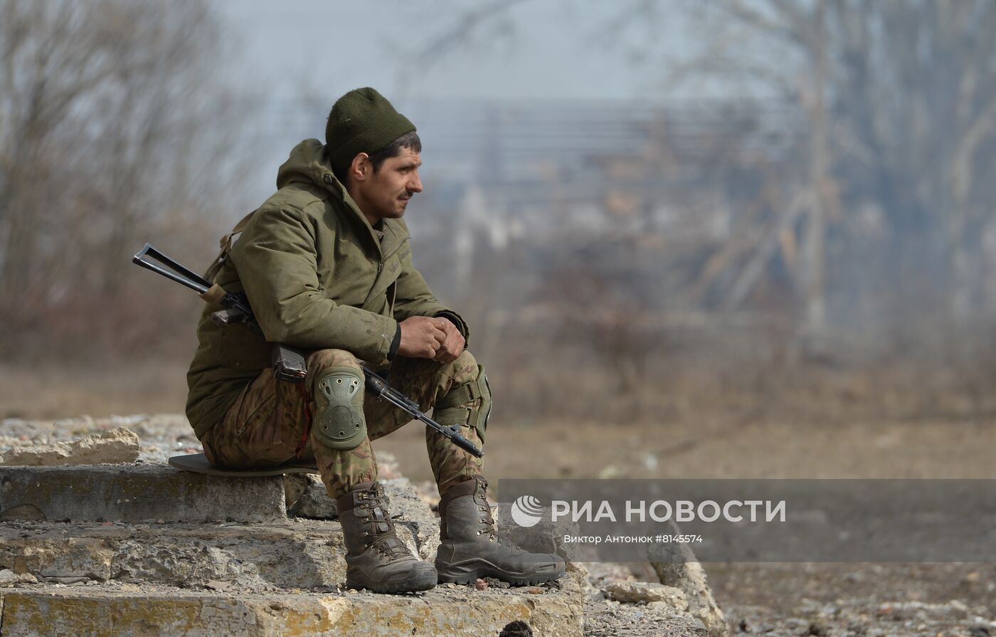 Военнослужащий Народной милиции ДНР в поселке Степное, перешедшем под контроль Донецкой народной республики. Место: Донецкая народная республика. Автор: Виктор Антонюк/РИА Новости. Подразделения ДНР заняли населенный пункт Степное