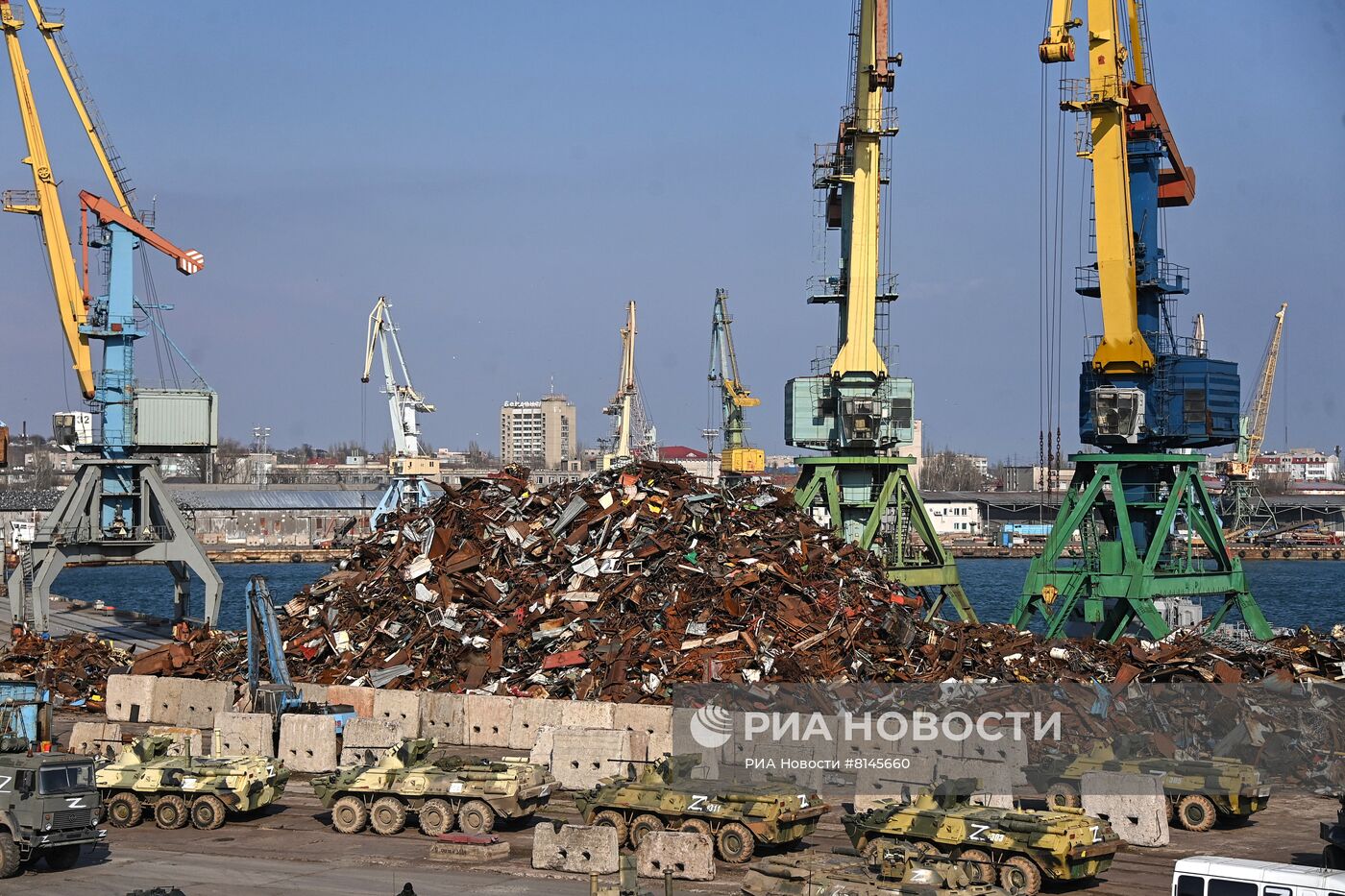 Первый российский корабль Черноморского флота "Орск" зашел в порт Бердянска
