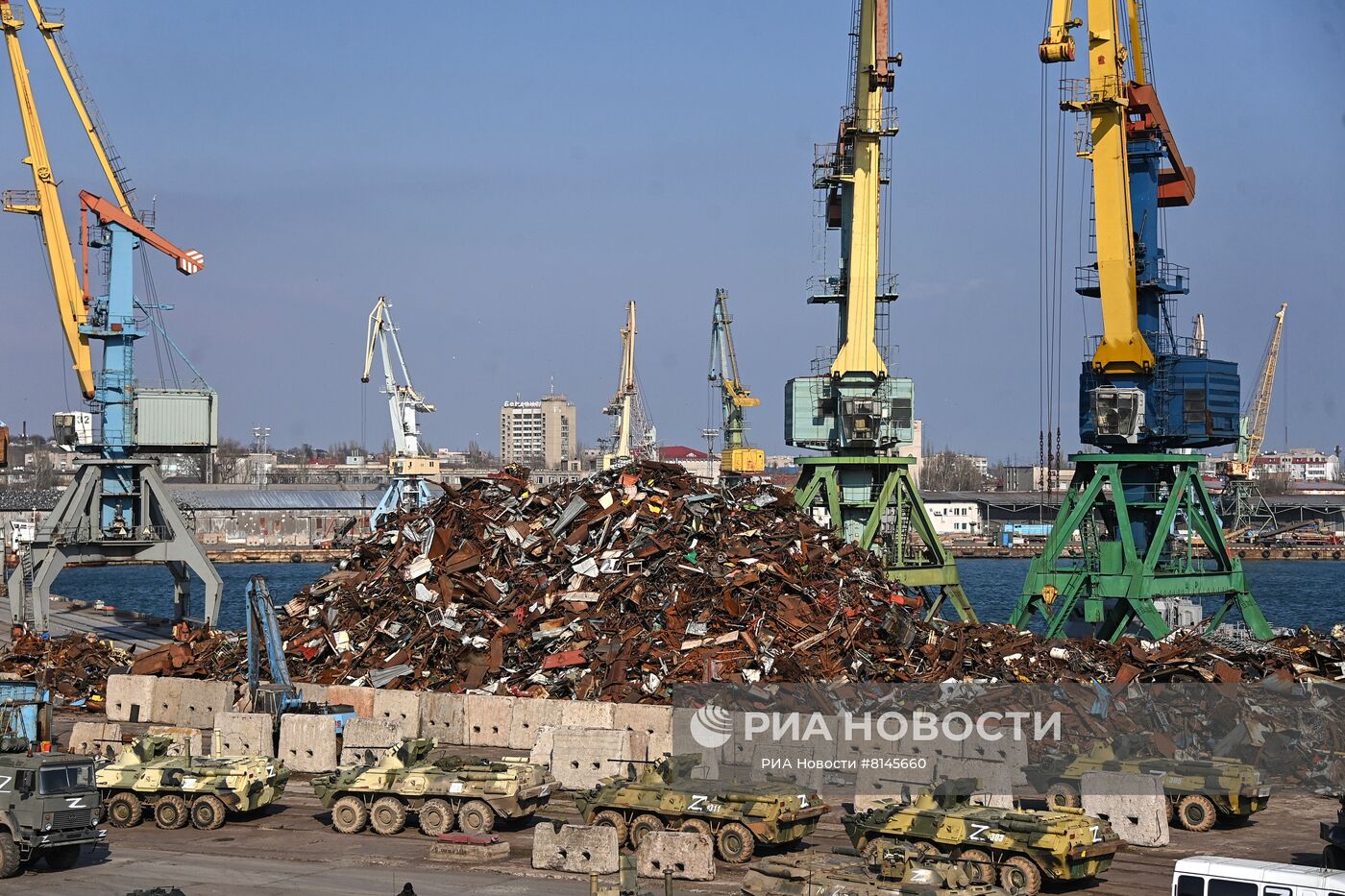 Первый российский корабль Черноморского флота "Орск" зашел в порт Бердянска 
