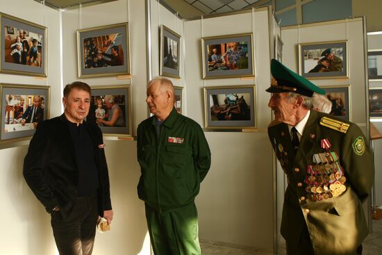 Фотовыставка "Солдатский труд" фотокорреспондента  В. Вяткина