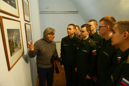 Фотовыставка "Солдатский труд" фотокорреспондента  В. Вяткина