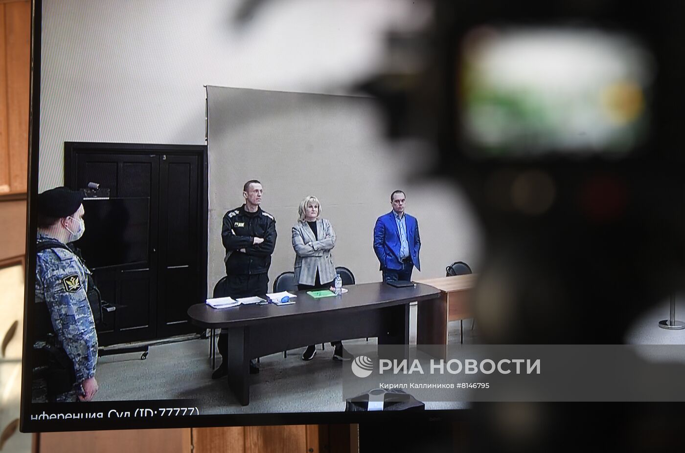 Оглашение приговора  А. Навальному по новому делу о мошенничестве и оскорблении 