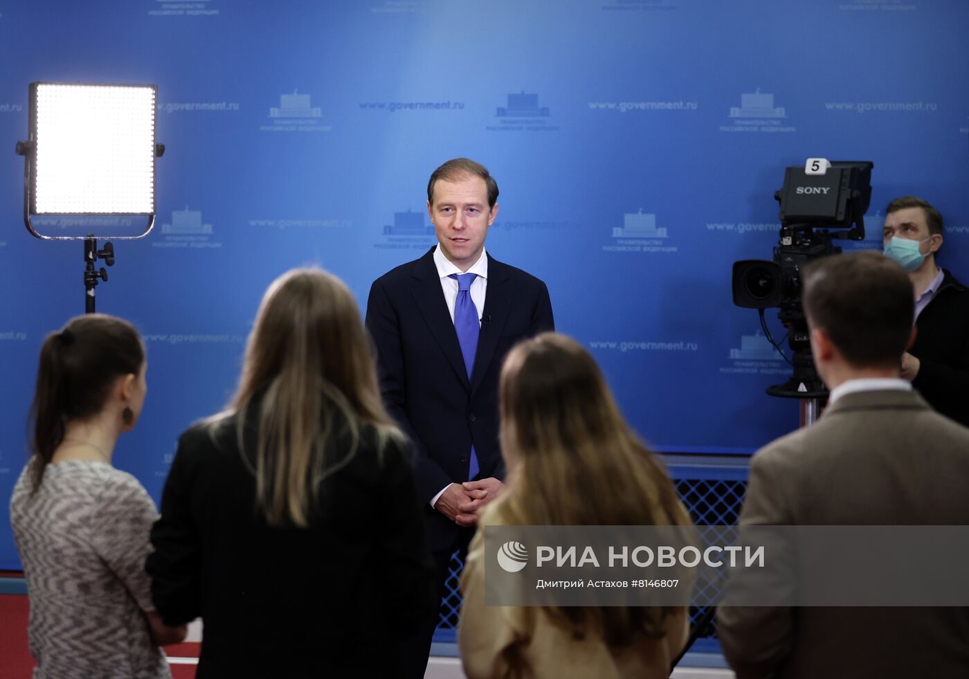 Пресс-подход главы Минпромторга РФ Д. Мантурова