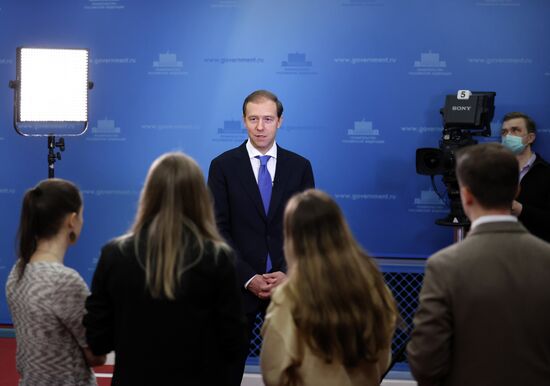 Пресс-подход главы Минпромторга РФ Д. Мантурова