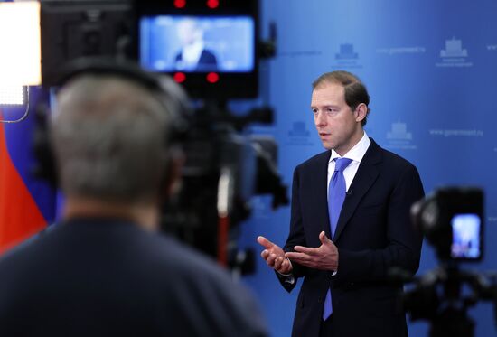 Пресс-подход главы Минпромторга РФ Д. Мантурова