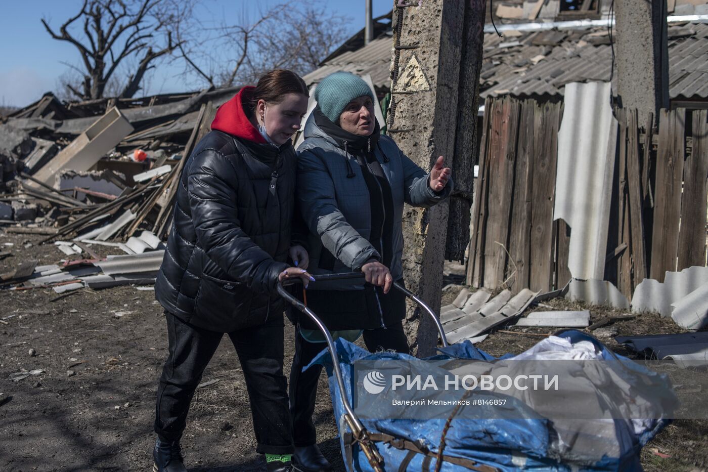 Последствия обстрела ВСУ города Брянка