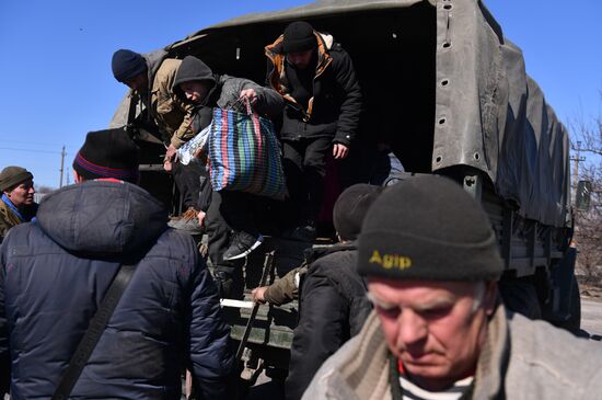 Эвакуация жителей Мариуполя в поселок Сартана