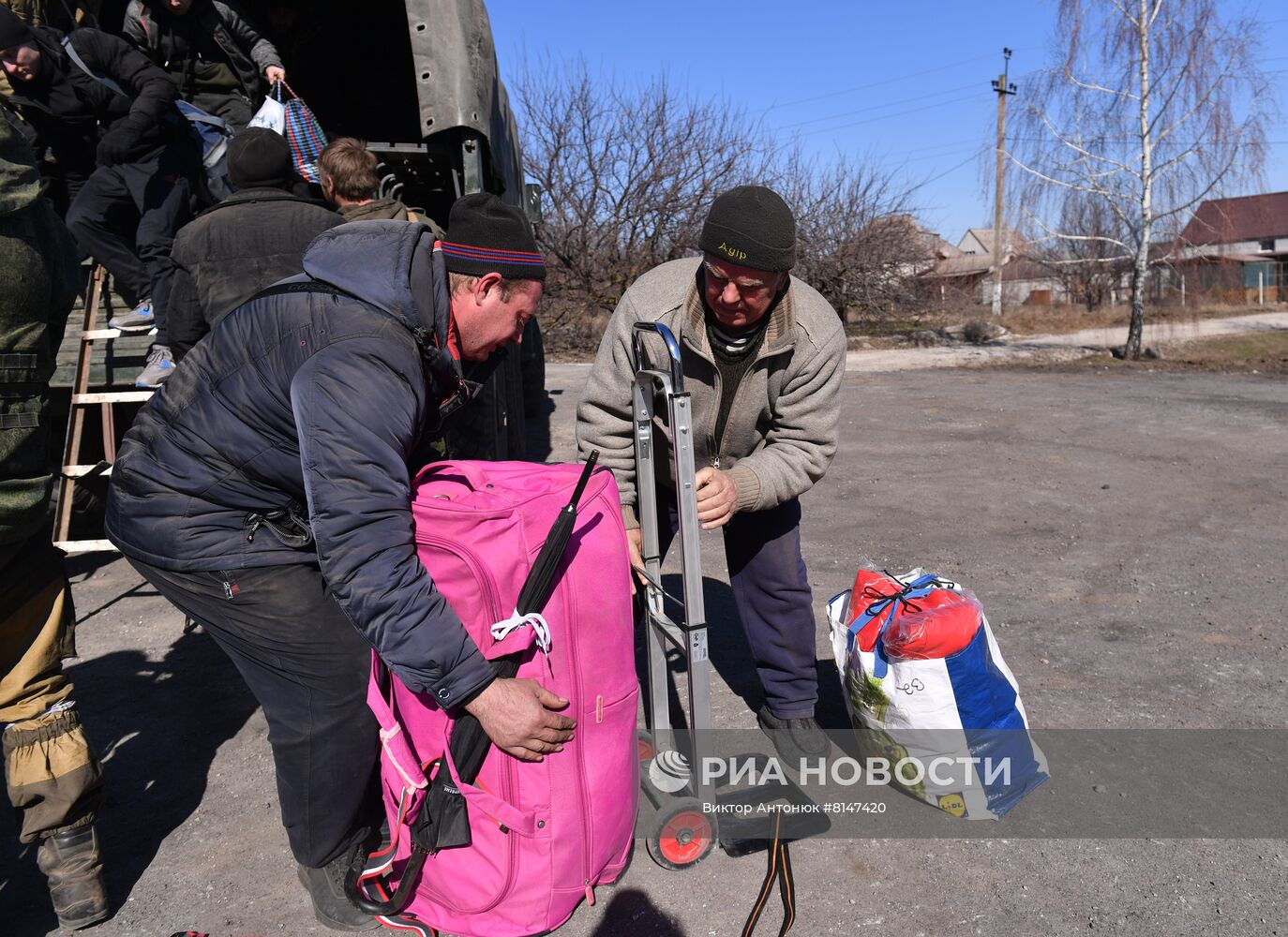 Эвакуация жителей Мариуполя в поселок Сартана