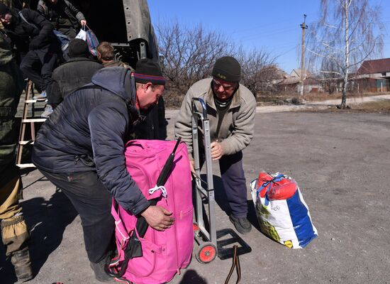 Эвакуация жителей Мариуполя в поселок Сартана
