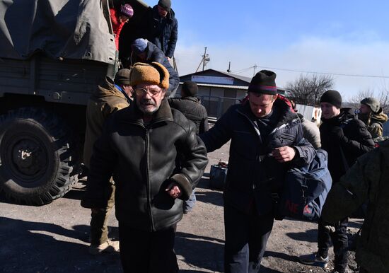 Эвакуация жителей Мариуполя в поселок Сартана
