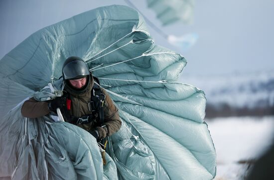 Тренировочные прыжки с парашютом морской пехоты в Мурманской области