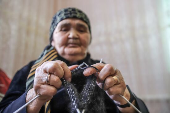Пенсионерка из Карачаево-Черкесии вяжет теплые вещи для российских солдат на Украине