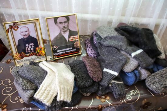 Пенсионерка из Карачаево-Черкесии вяжет теплые вещи для российских солдат на Украине