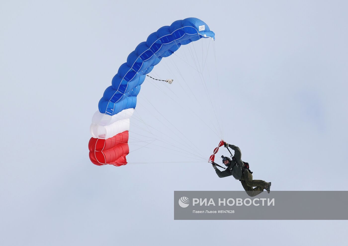 Тренировочные прыжки с парашютом морской пехоты в Мурманской области