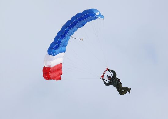 Тренировочные прыжки с парашютом морской пехоты в Мурманской области