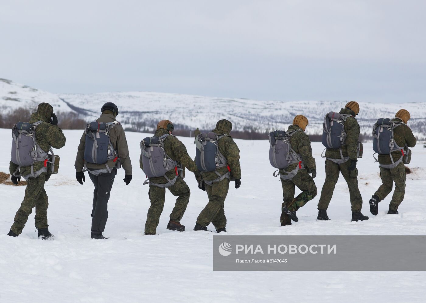 Тренировочные прыжки с парашютом морской пехоты в Мурманской области