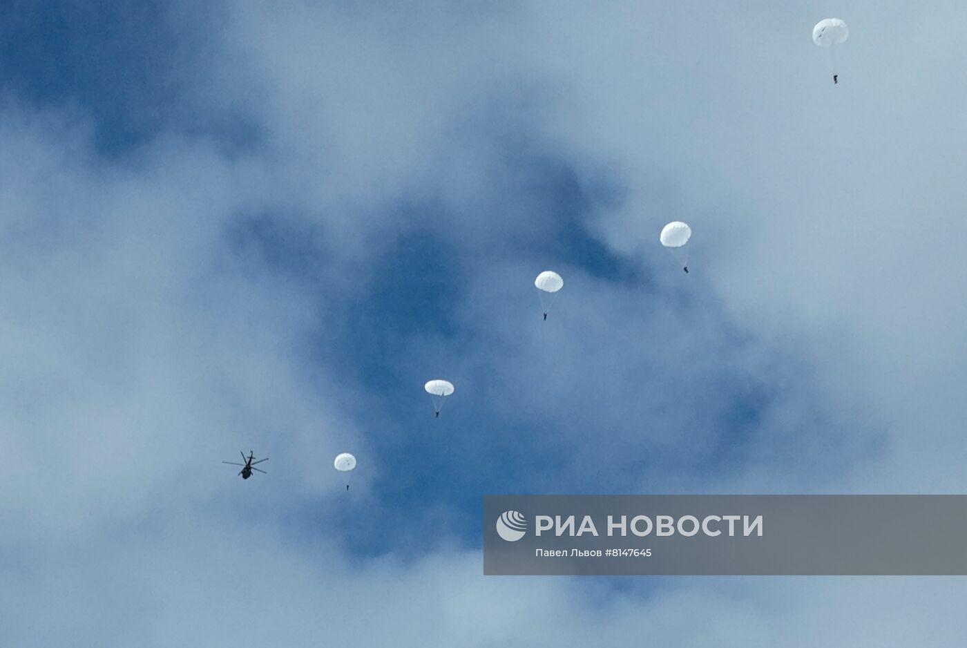 Тренировочные прыжки с парашютом морской пехоты в Мурманской области