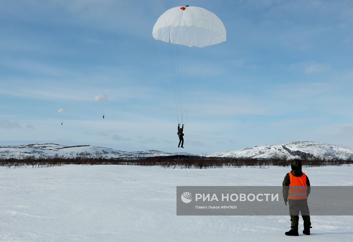 Тренировочные прыжки с парашютом морской пехоты в Мурманской области