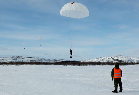 Тренировочные прыжки с парашютом морской пехоты в Мурманской области
