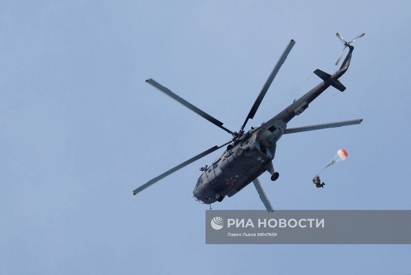 Тренировочные прыжки с парашютом морской пехоты в Мурманской области