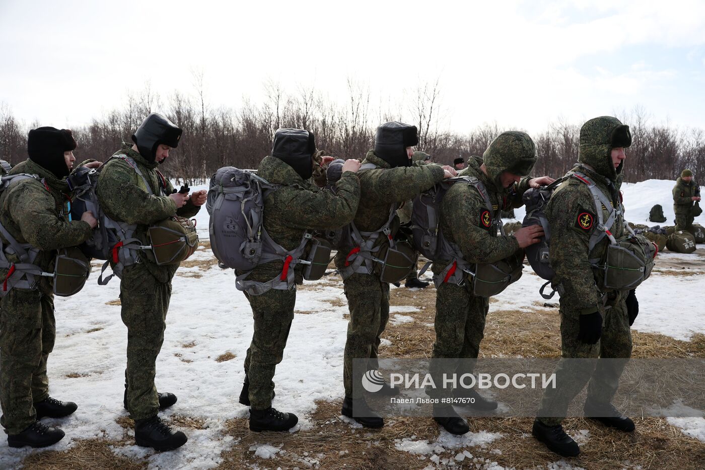 Тренировочные прыжки с парашютом морской пехоты в Мурманской области
