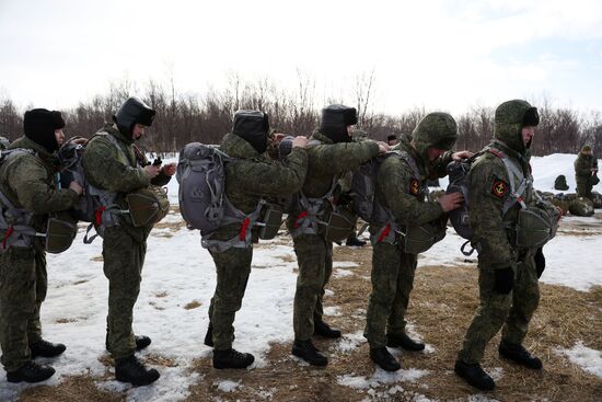 Тренировочные прыжки с парашютом морской пехоты в Мурманской области