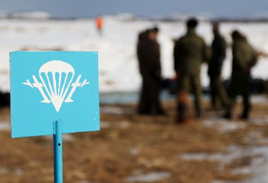 Тренировочные прыжки с парашютом морской пехоты в Мурманской области