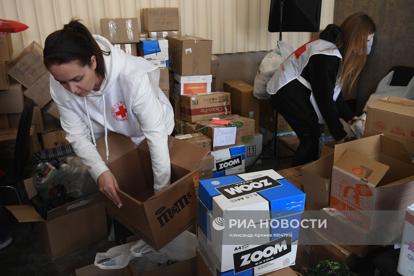 Сбор гуманитарной помощи для беженцев с юго-востока Украины