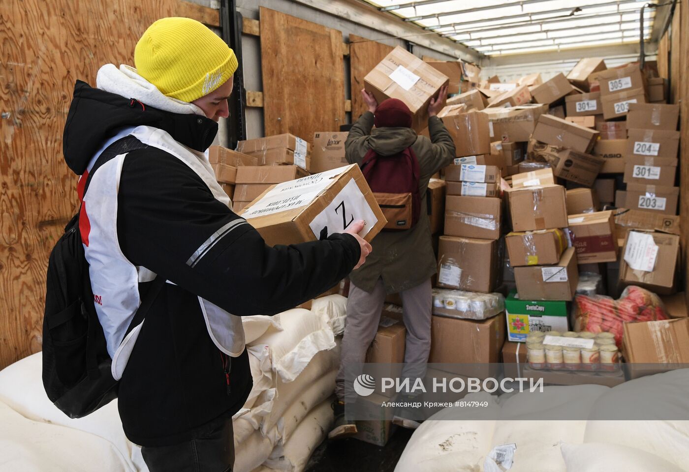 Сбор гуманитарной помощи для беженцев с юго-востока Украины