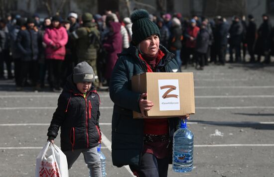 Раздача гумпомощи в Мариуполе