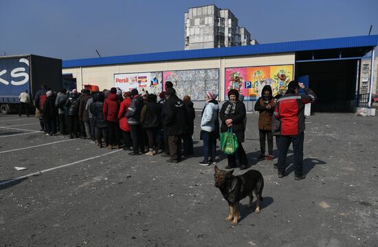 Раздача гумпомощи в Мариуполе