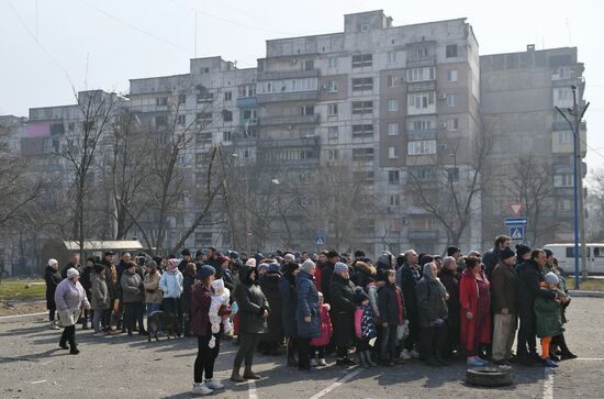 Раздача гумпомощи в Мариуполе