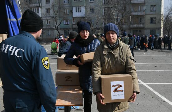 Раздача гумпомощи в Мариуполе