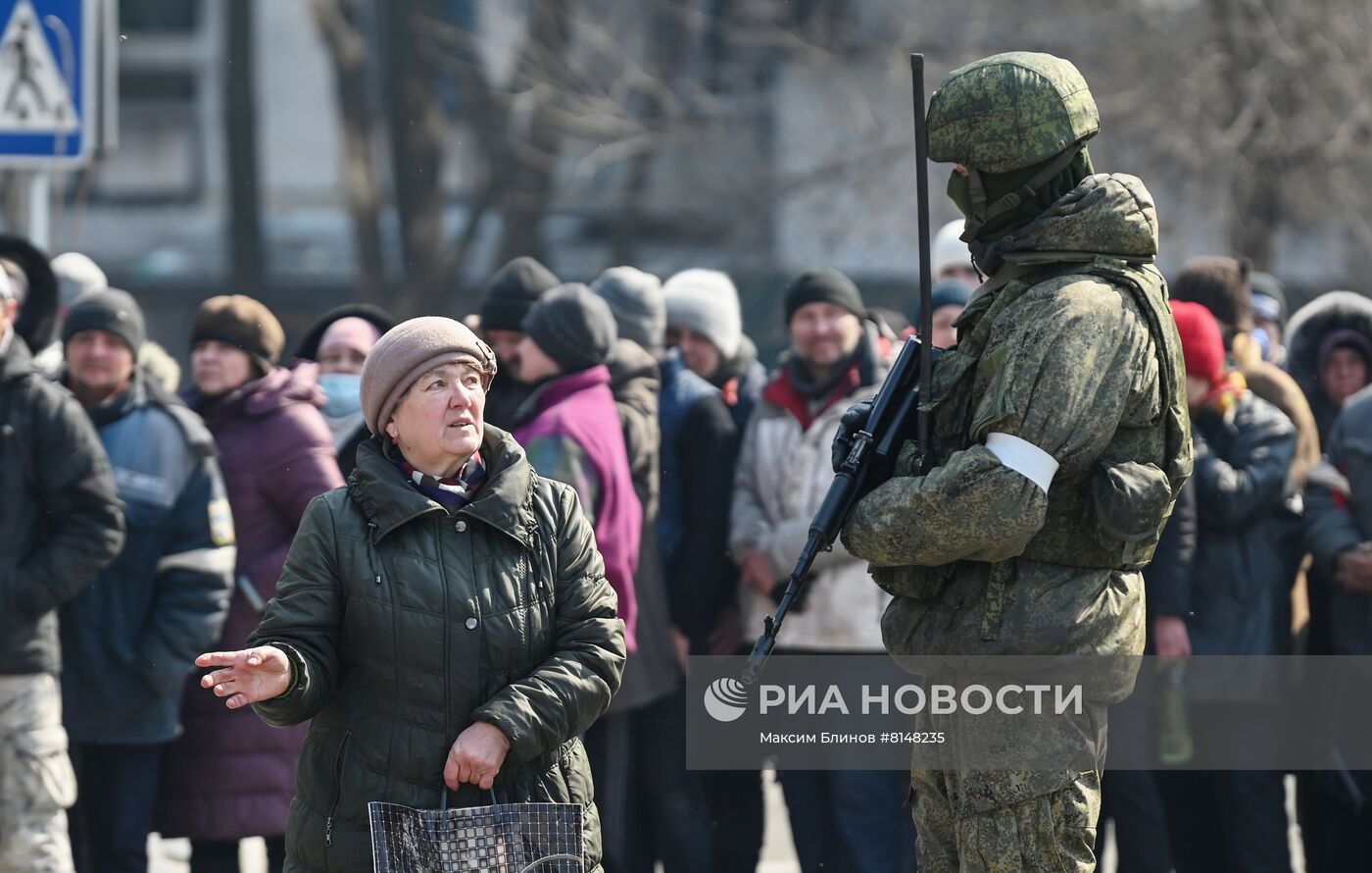 Раздача гумпомощи в Мариуполе