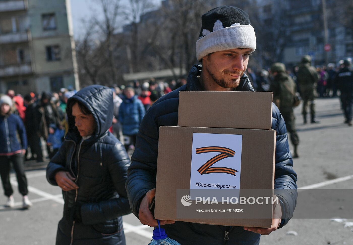 Раздача гумпомощи в Мариуполе