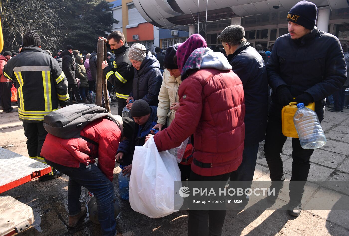 Раздача гумпомощи в Мариуполе