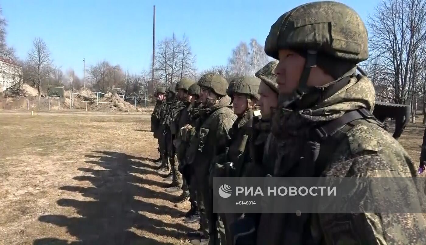 Командующий Восточным военным округом А. Чайко вручил награды военнослужащим