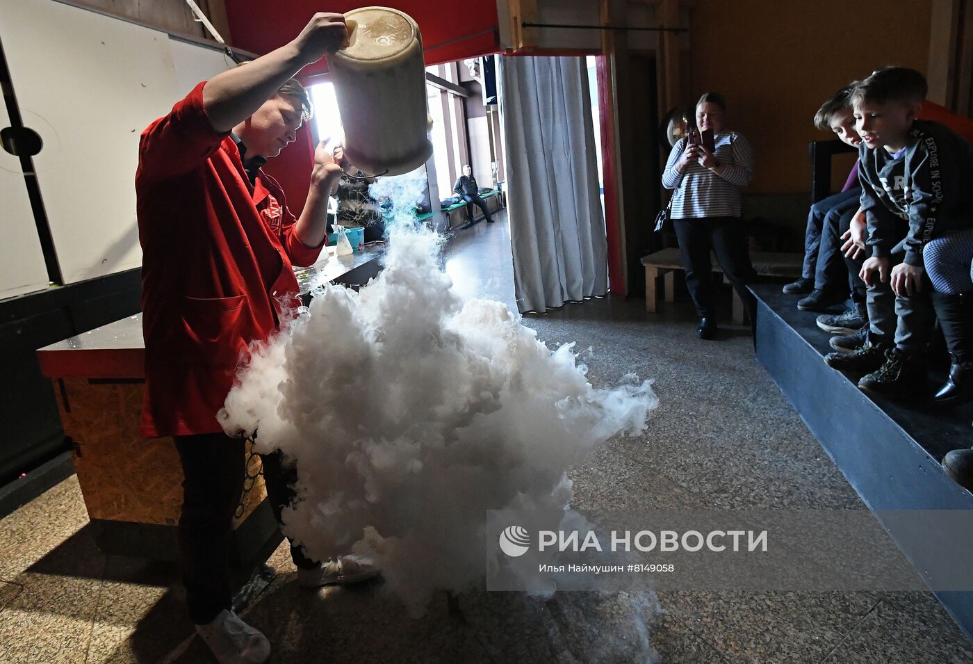Шоу "Азот" в музее науки "Ньютон Парк"