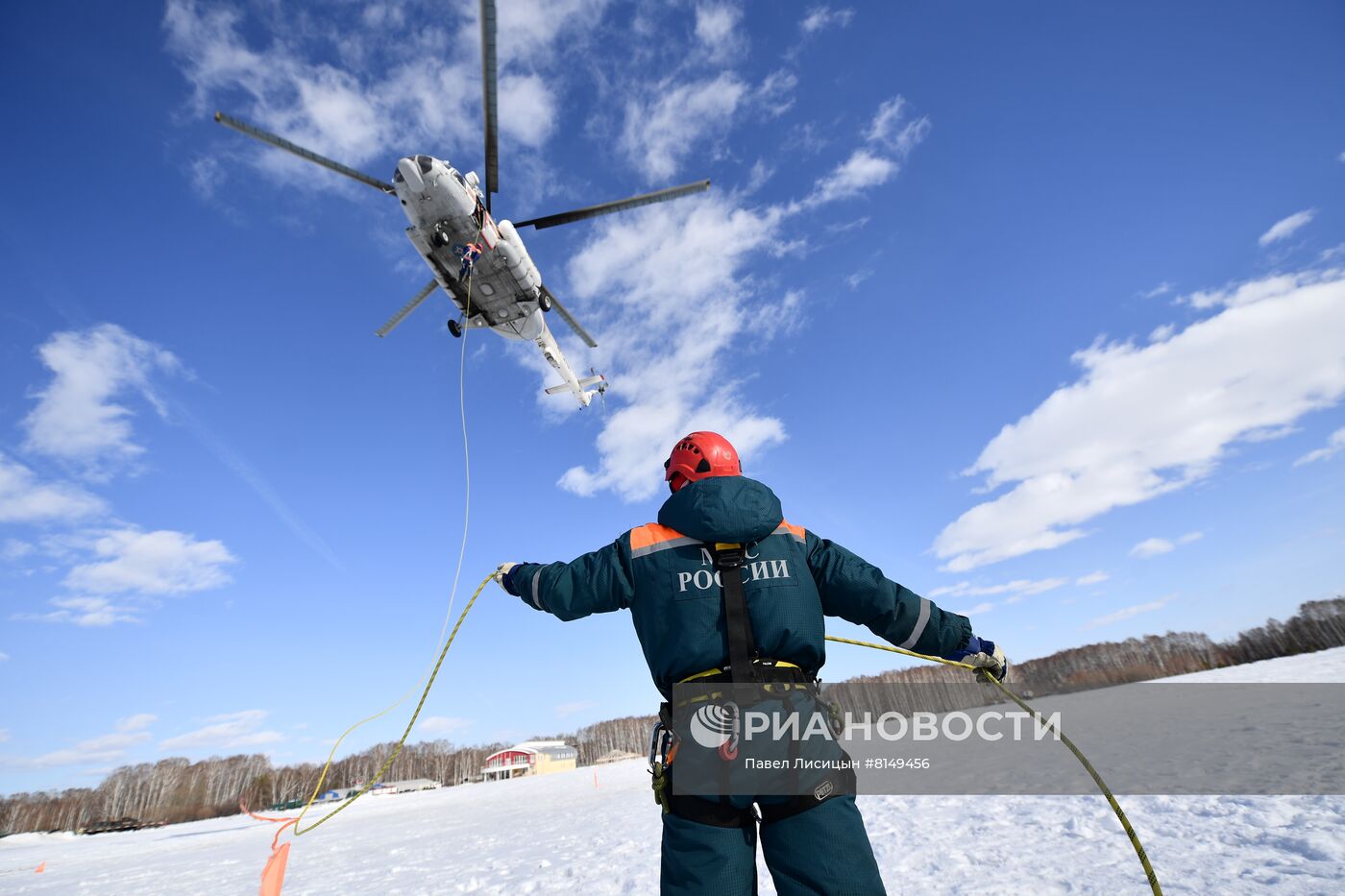 Десантная подготовка сотрудников МЧС РФ в Свердловской области
