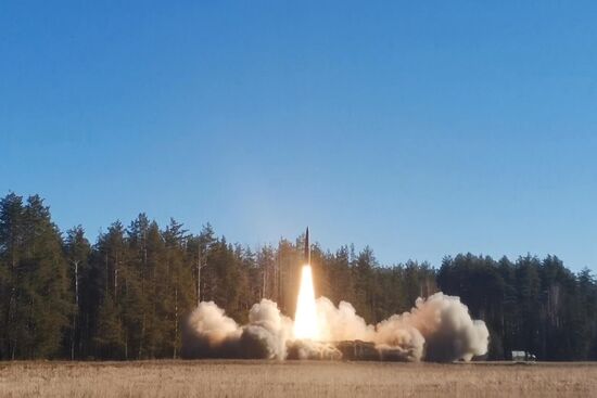 Работа расчетов ОТРК "Искандер" при нанесения ударов по военным объектам ВСУ