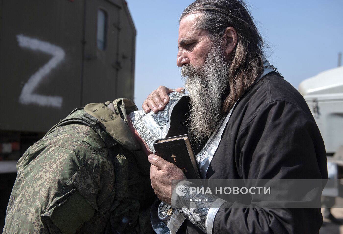 Священник отец Валерий  проводит богослужения в полевых условиях